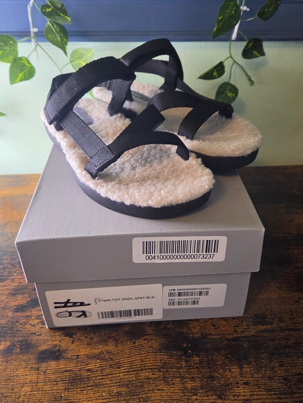 Everlane ReNew Teddy Sport Sandals Womens 7 Black Gorpcore Cozy Minimalist NIB